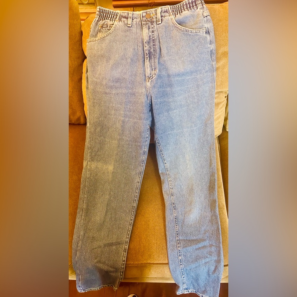 Vintage 80s Mom jeans by LEE. Elastic waistband, generous fit. Size 10